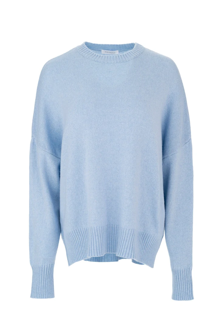 Επίπεδη λήψη (flatlay) του γυναικείου cropped πουλόβερ Philosophy Cashmere Round Neck στην απόχρωση Ciel, με εμφανές το ριμπ τελείωμα.