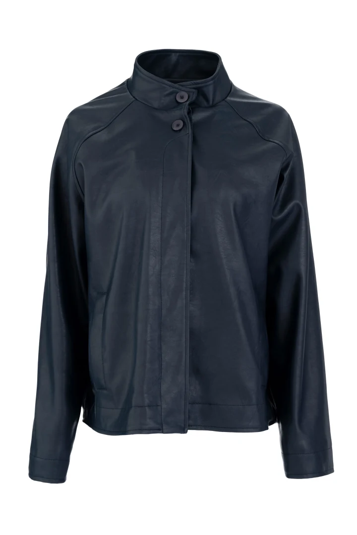 Επίπεδη λήψη (flatlay) του γυναικείου jacket Philosophy από δερματίνη στην απόχρωση Dark Blue, με εμφανή τον όρθιο γιακά.