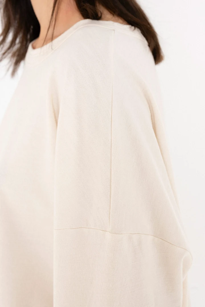 casual γυναικείο ντύσιμο με cream Philosophy sweatshirt και στρογγυλή λαιμόκοψη
