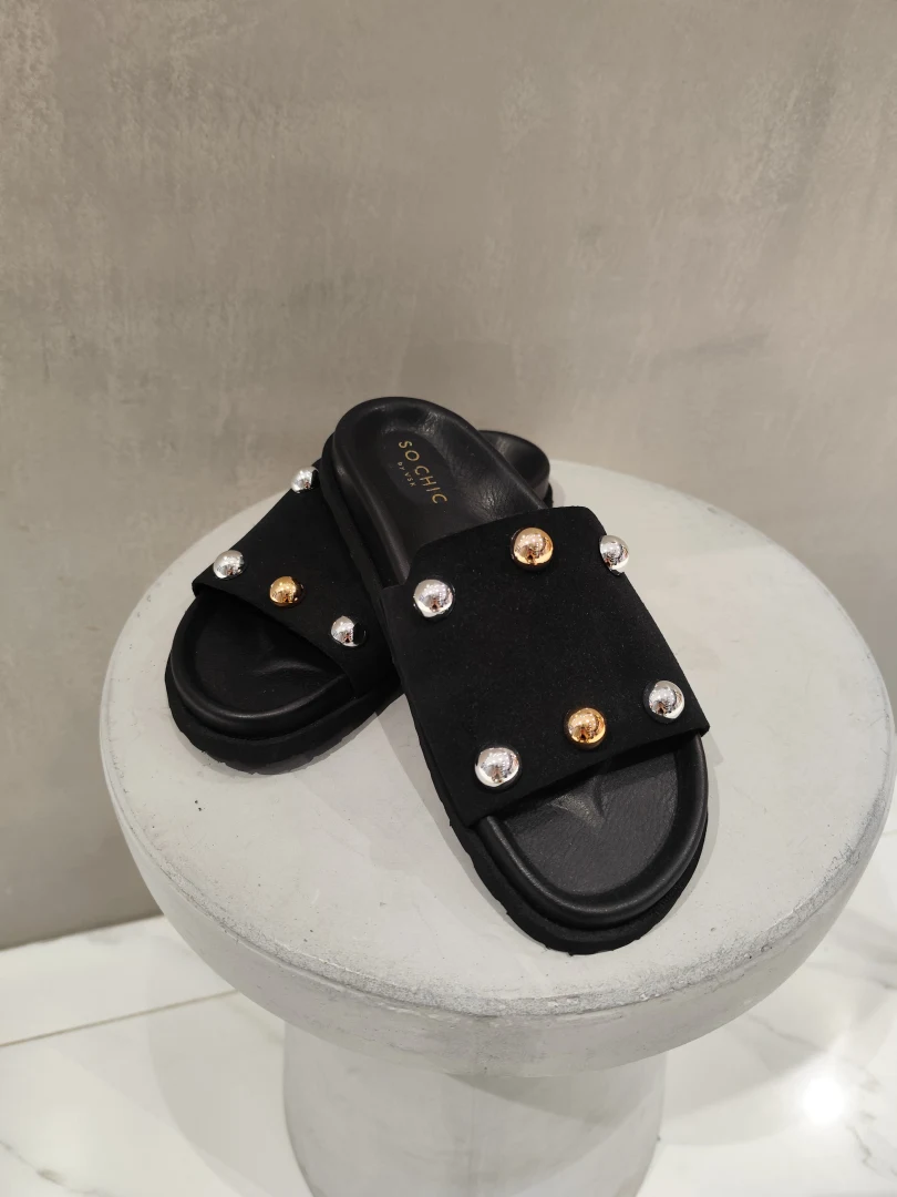 ζευγάρι μαύρα γυναικεία σανδάλια slides so chic με χρυσά και ασημένια σφαιρικά μεταλλικά τρούκς