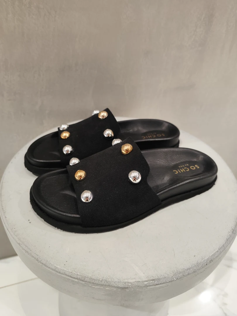 πλάγια όψη στα μαύρα επίπεδα σανδάλια slides so chic με φαρδύ λουράκι και δίχρωμες μεταλλικές λεπτομέρειες