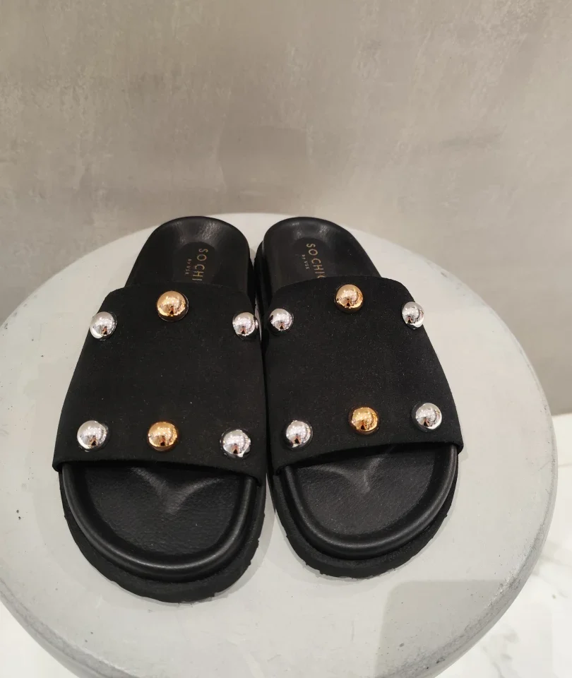 μπροστινή όψη με τα άνετα μαύρα γυναικεία slides so chic διακοσμημένα με μεγάλα μεταλλικά στοιχεία στο λουράκι