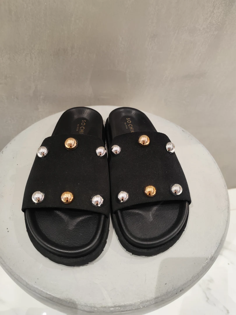 μπροστινή όψη με τα άνετα μαύρα γυναικεία slides so chic διακοσμημένα με μεγάλα μεταλλικά στοιχεία στο λουράκι