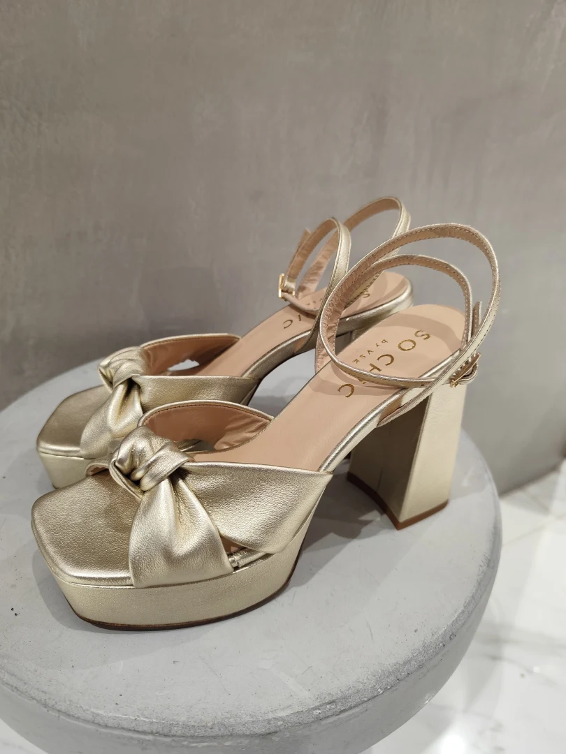 γυναικεία δερμάτινα πέδιλα so chic arabella by vsk με σταθερό block τακούνι και πλατφόρμα για βραδινές εξόδους