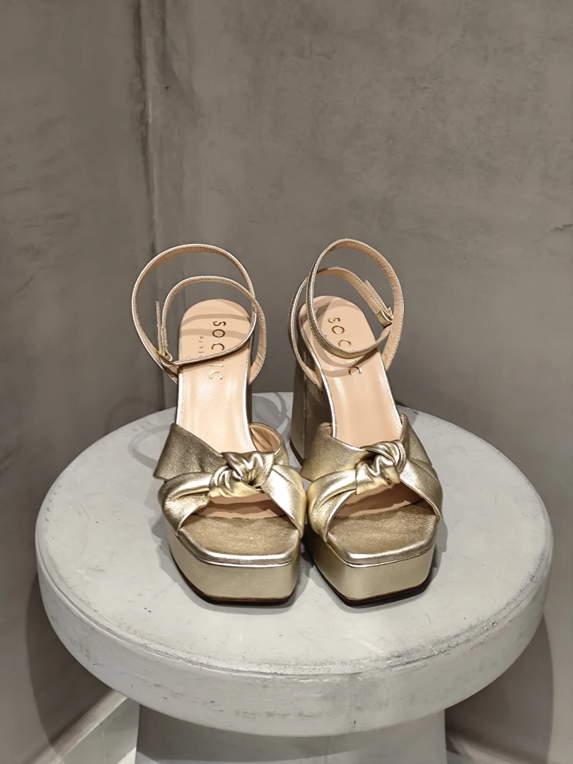 δυναμικό γυναικείο πέδιλο με πλατφόρμα so chic by vsk arabella ιδανικό για εντυπωσιακές εμφανίσεις σε events