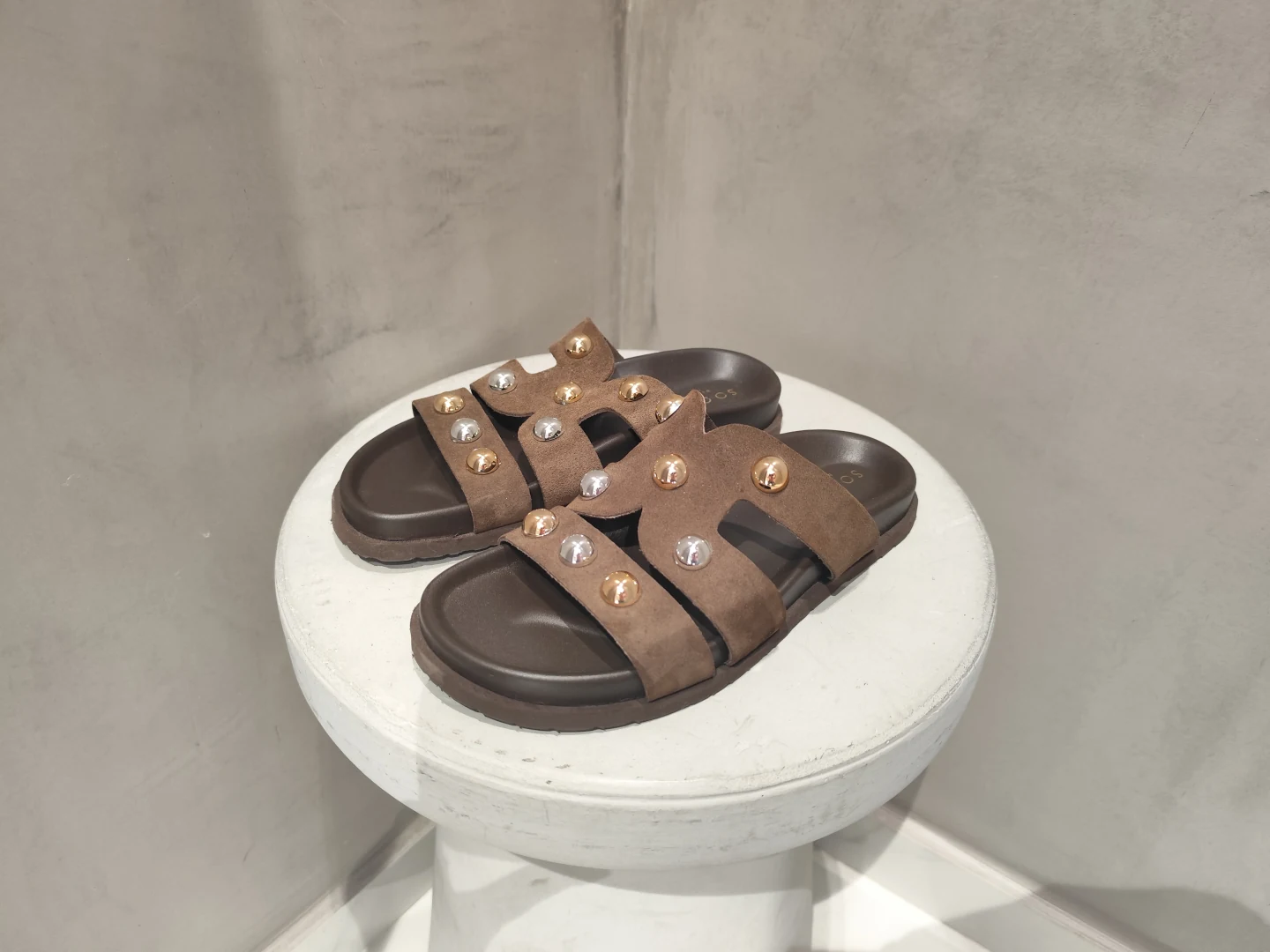 ζευγάρι γυναικεία καφέ flat σανδάλια so chic rachel με γεωμετρικό σχέδιο και μεταλλικά τρούκς