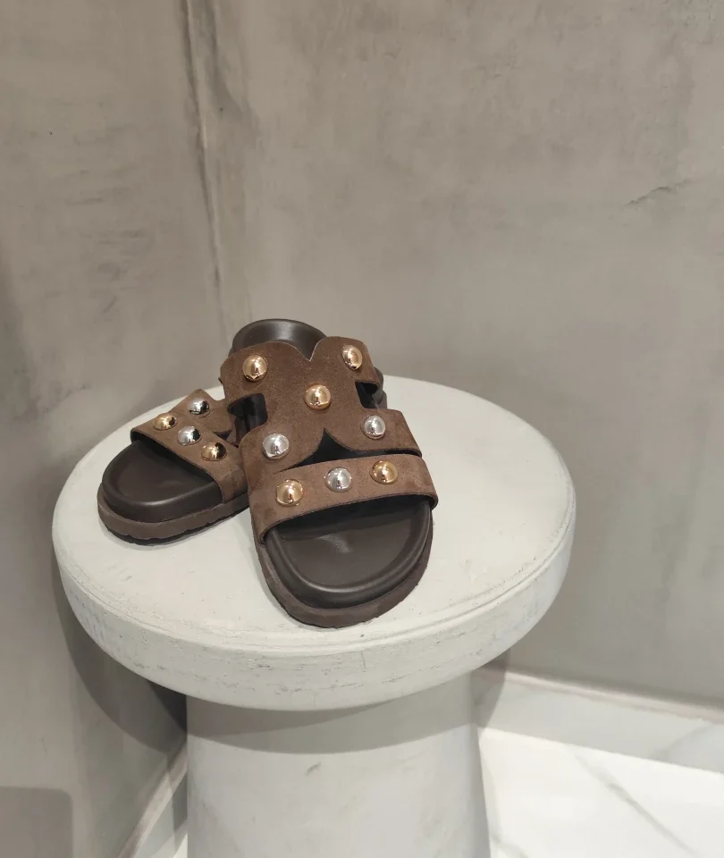 μπροστινή όψη με τα άνετα καφέ slip on σανδάλια so chic rachel διακοσμημένα με εντυπωσιακά τρούκς