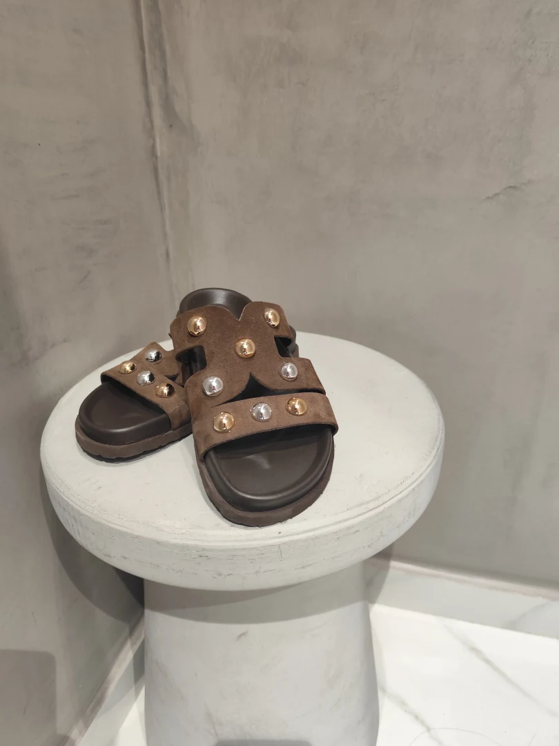 μπροστινή όψη με τα άνετα καφέ slip on σανδάλια so chic rachel διακοσμημένα με εντυπωσιακά τρούκς