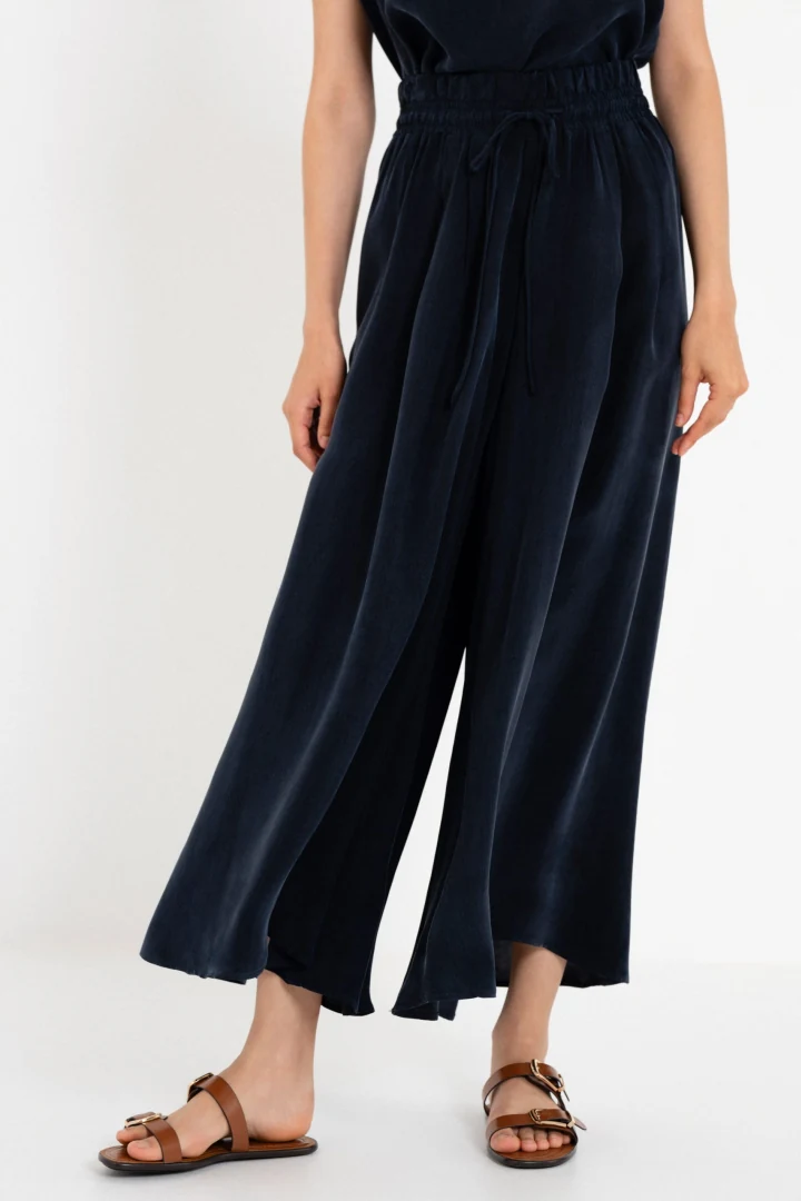 Casual chic ντύσιμο με dusty blue ζιπ κιλότ της Philosophy και πλαϊνές τσέπες