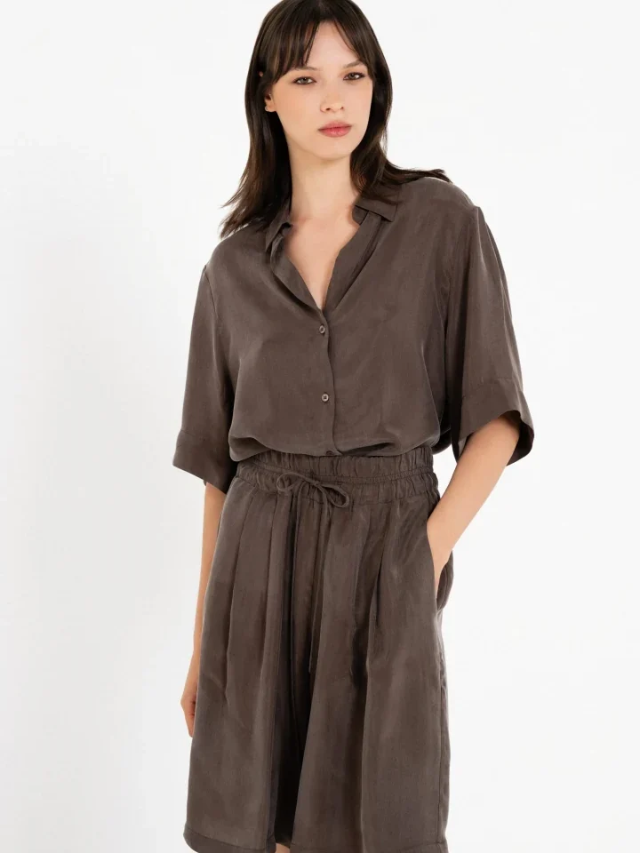 Γυναικείο μακρύ σορτς Philosophy από ύφασμα cupro σε χρώμα καφέ