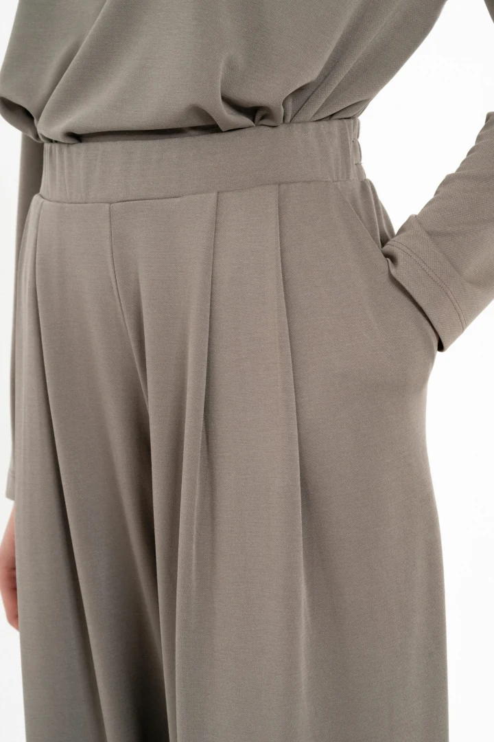 Κοντινό πλάνο στο ψηλόμεσο παντελόνι Philosophy Cupro Pique Wide Leg, που εστιάζει στη ραφή της μπροστινής πιέτας, την ελαστική μέση και τη λειτουργική τσέπη.