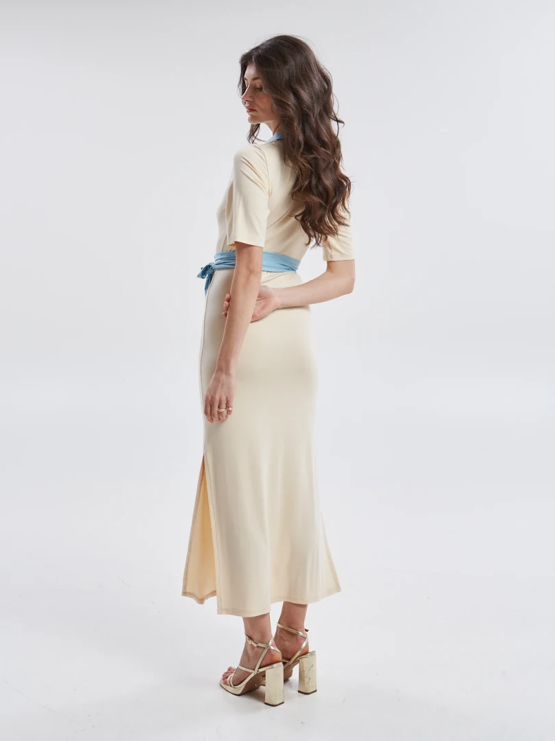πίσω όψη από γυναικείο φόρεμα ananke yara polo ecru dress με δεμένη ζώνη