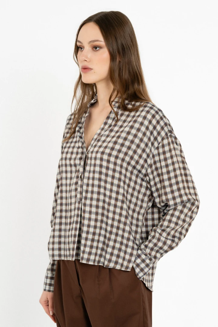 Πλάγια λήψη του πουκαμίσου Philosophy Top Plaid που αναδεικνύει τη χαλαρή εφαρμογή και το σχέδιο στο μανίκι.
