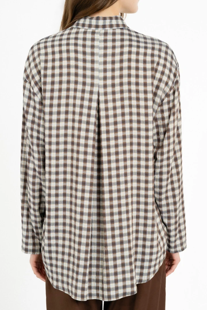 Πίσω όψη του καρό πουκαμίσου Philosophy Plaid Oversized, όπου διακρίνεται καθαρά η ραμμένη κουφόπιετα στο κέντρο της πλάτης.