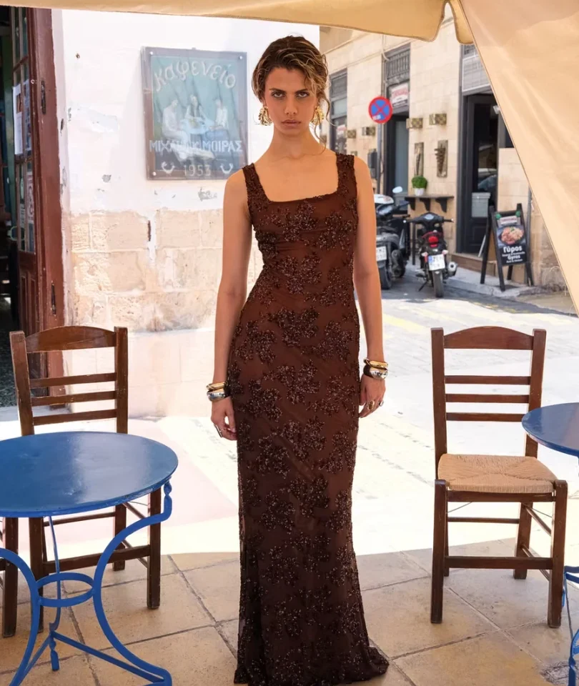 Μπροστινή όψη του φορέματος Nazehda Galatea Dress, εστιάζοντας στο τετράγωνο μπούστο, τις φαρδιές τιράντες και τα περίτεχνα floral μοτίβα της καφέ παγιέτας.