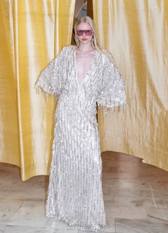 γυναικείο nude maxi φόρεμα nazezhda adora με ελαστική παγιέτα και μεταλλικά κρόσσια