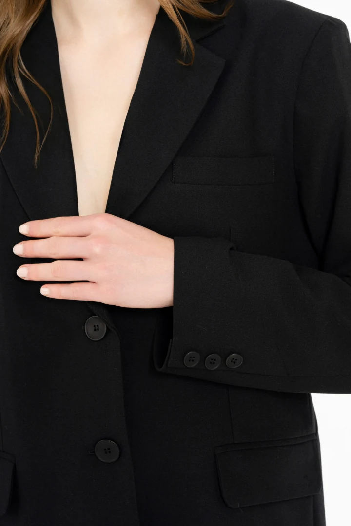 Κοντινό πλάνο στο μαύρο σακάκι Philosophy Blazer T/R Slim, εστιάζοντας στις κομψές τσέπες, το κούμπωμα και τις λεπτομέρειες των κουμπιών στο μανίκι.