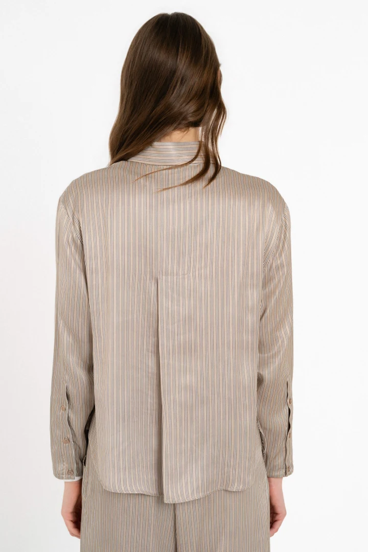 Πίσω όψη του ριγέ πουκαμίσου Philosophy Cropped Top Satin Stripes, όπου διακρίνεται η λεπτομέρεια με την πιέτα στην πλάτη.