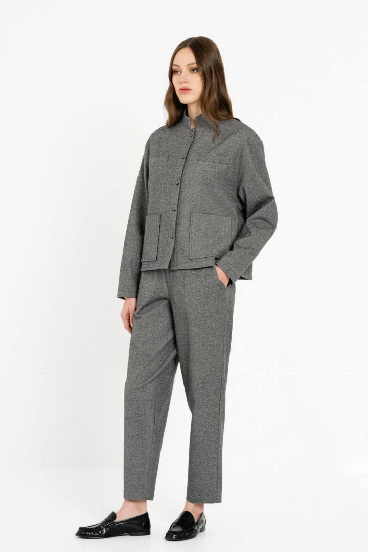 Πλάγια όψη με το μοντέλο να φοράει το jacket Philosophy Heavy T/R (Anthracite Melange), συνδυασμένο αρμονικά με ασορτί παντελόνι για ένα ολοκληρωμένο look.