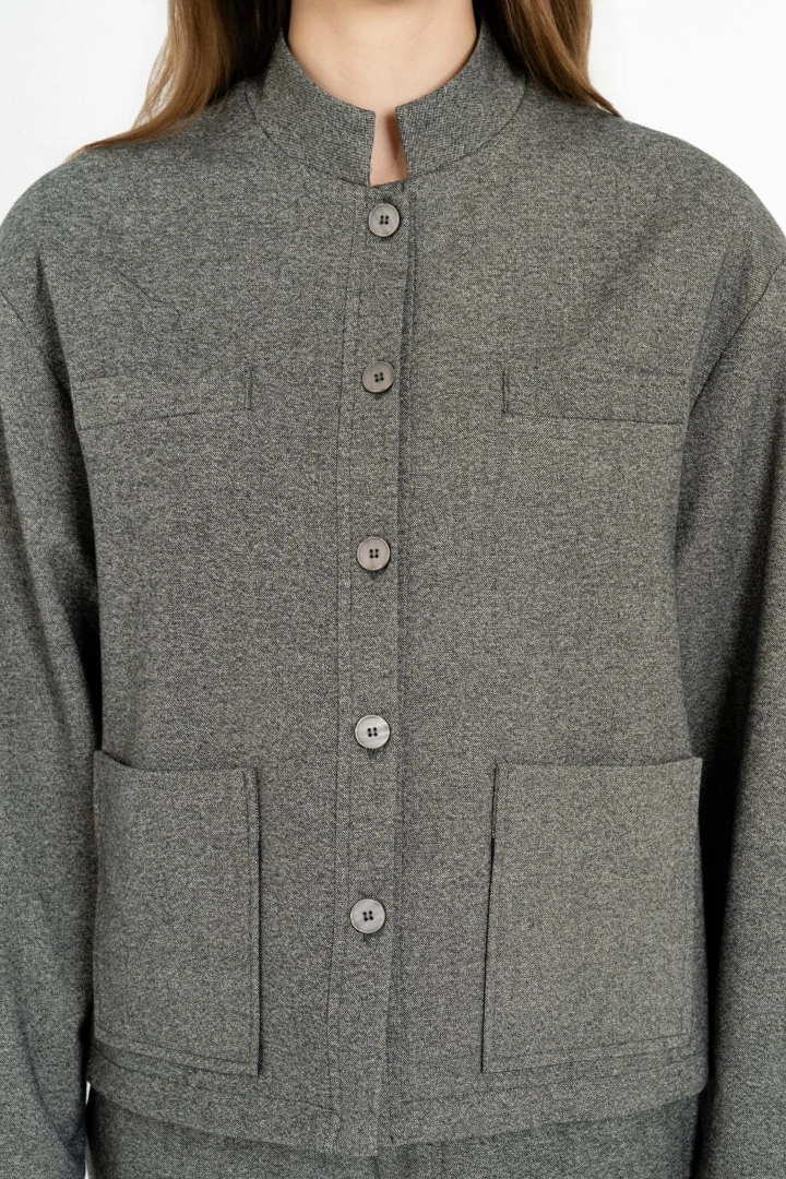 Κοντινό πλάνο στο μπροστινό μέρος του jacket Philosophy Heavy T/R, εστιάζοντας στον γιακά μάο, τα κουμπιά και τις χαρακτηριστικές τετράγωνες τσέπες.