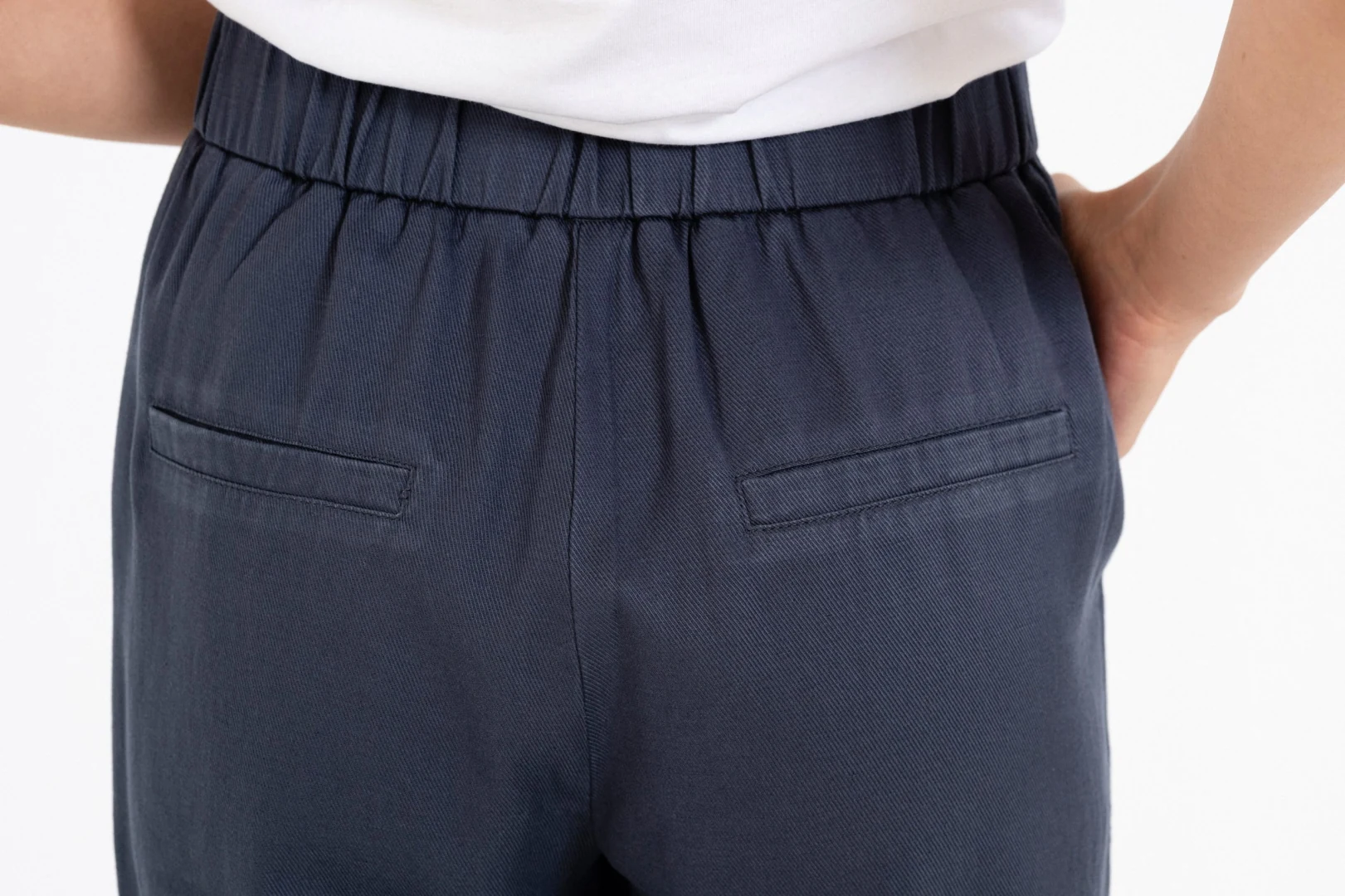 Πίσω εφαρμογή στο ψηλόμεσο γυναικείο παντελόνι Twill Linen Regular της Philosophy