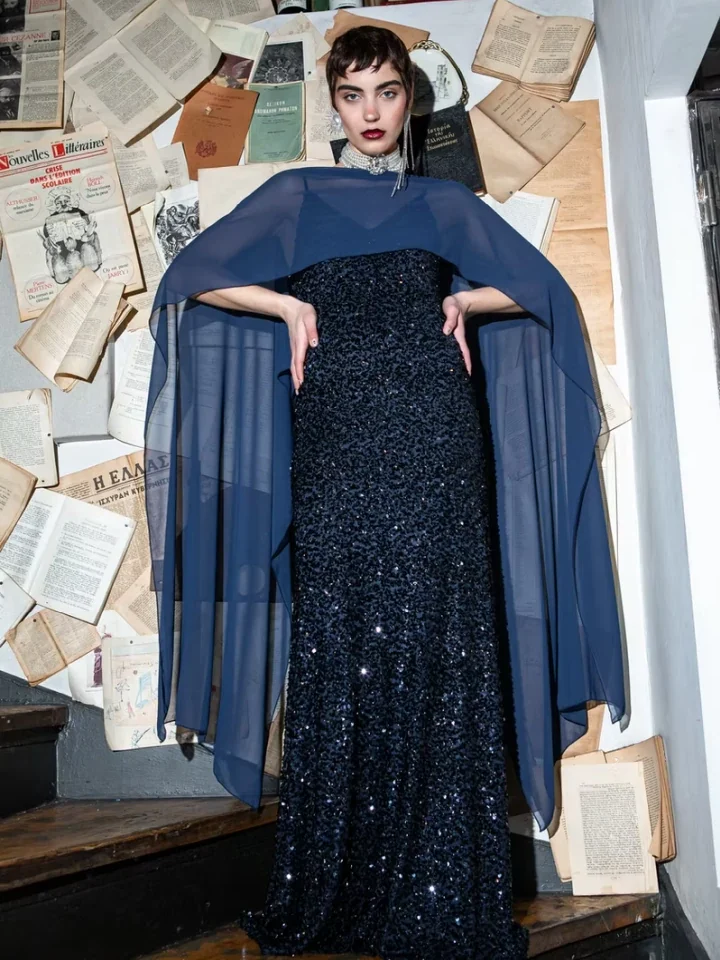 Ανακαλύψτε το γυναικείο βραδινό φόρεμα Nazehda Satori Blue Dress. Εντυπωσιακή ελαστική παγιέτα, ανοιχτή πλάτη, V ντεκολτέ και ρυθμιζόμενες τιράντες.