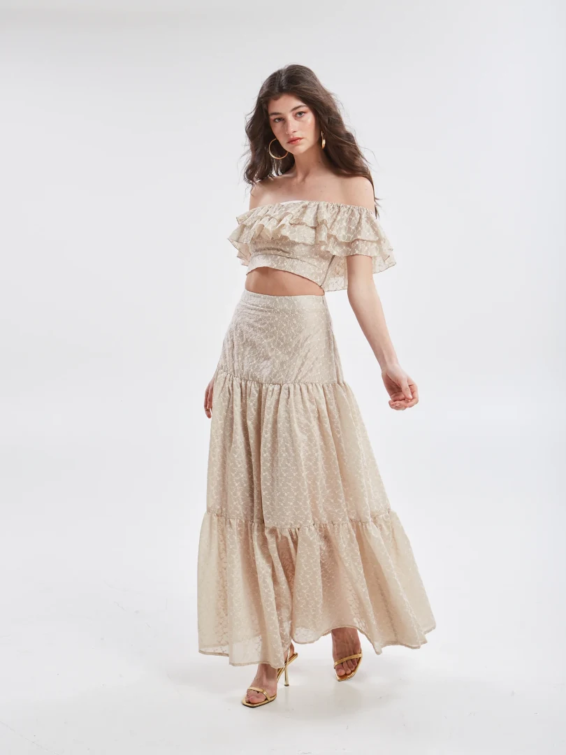 γυναικείο ρομαντικό top ananke Kaira embroidered ruffle top με βολάν και κεντητό ύφασμα σε καλοκαιρινή εμφάνιση