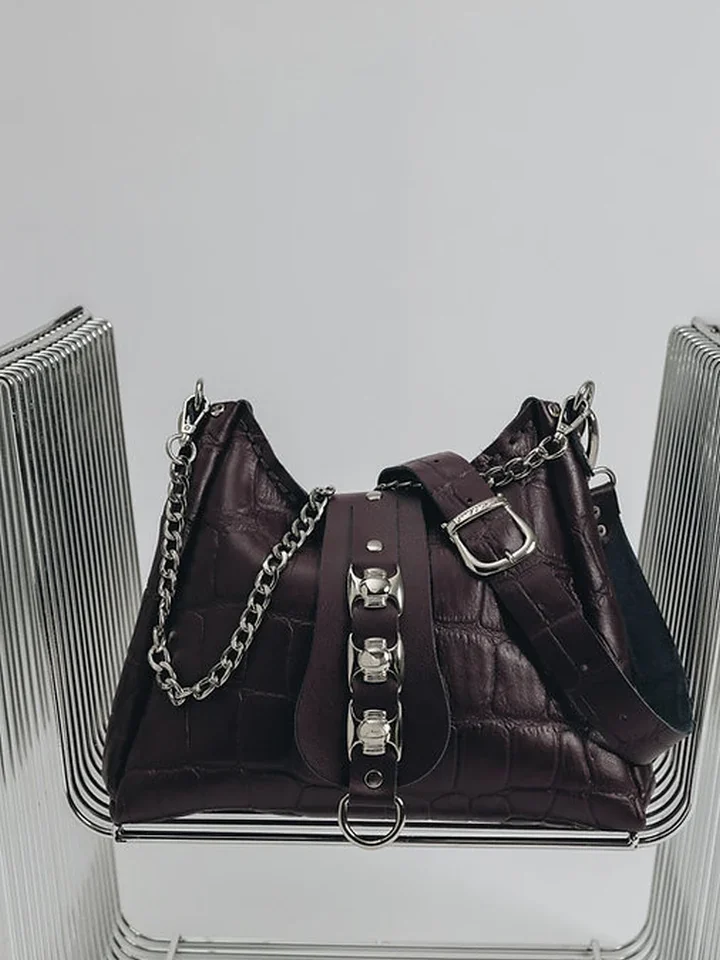 Χειροποίητη δερμάτινη τσάντα Individual Art Leather Emmalene Dark Plum Croc σε μεταλλική πολυθρόνα design