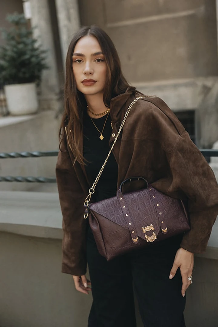 Street style φωτογραφία μοντέλου με τη δερμάτινη τσάντα Individual Art Leather Surrender σε dark plum απόχρωση και χρυσή αλυσίδα