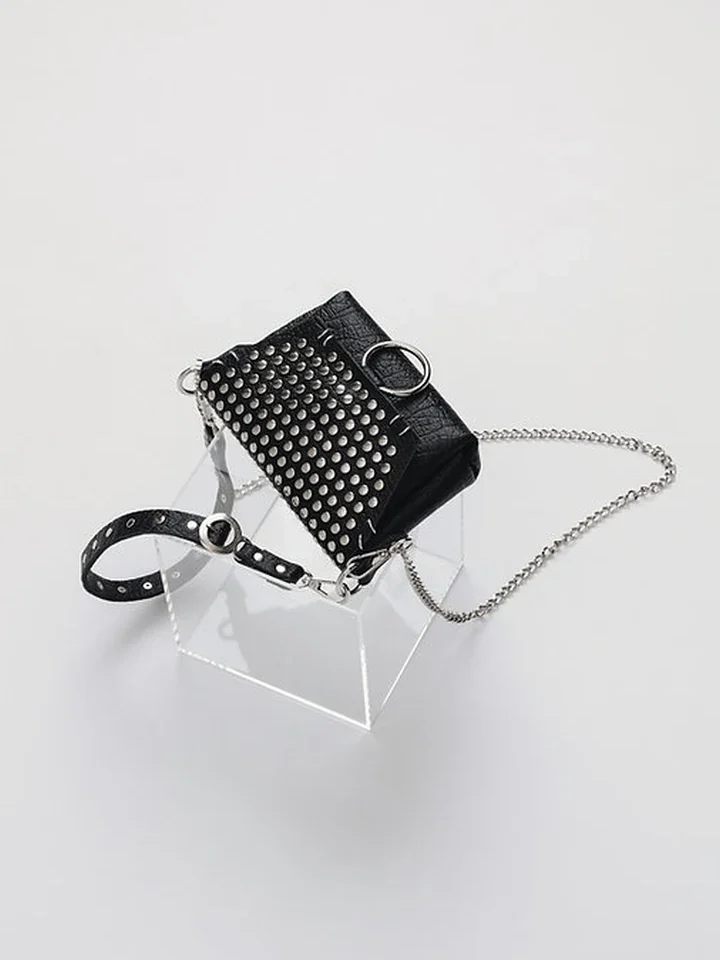 Studio φωτογραφία της μαύρης τσάντας Individual Art Leather Rosemary με την αλυσίδα και τον δερμάτινο ιμάντα