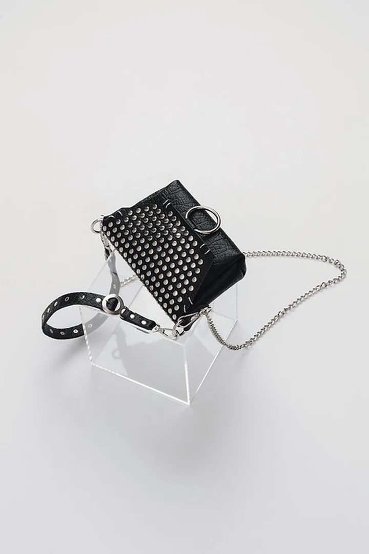 Studio φωτογραφία της μαύρης τσάντας Individual Art Leather Rosemary με την αλυσίδα και τον δερμάτινο ιμάντα