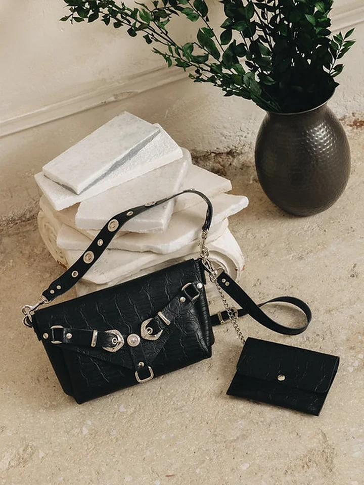 εσωτερικό της μαύρης δερμάτινης τσάντας individual art leather messy με το αποσπώμενο πορτοφολάκι