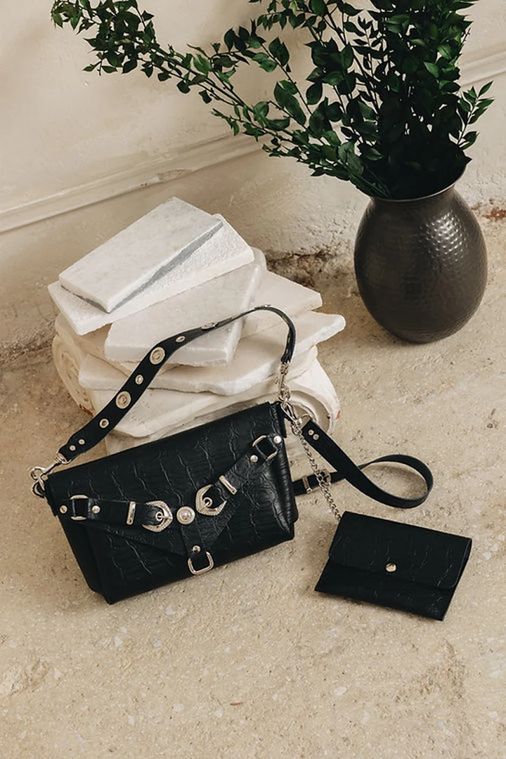 εσωτερικό της μαύρης δερμάτινης τσάντας individual art leather messy με το αποσπώμενο πορτοφολάκι