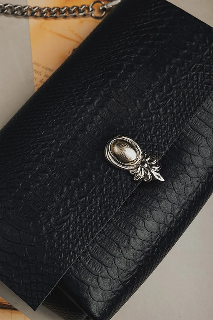 γυναικεία statement τσάντα individual art leather i turn to you μαύρη με λουρί αλυσίδα και πορτοφολάκι