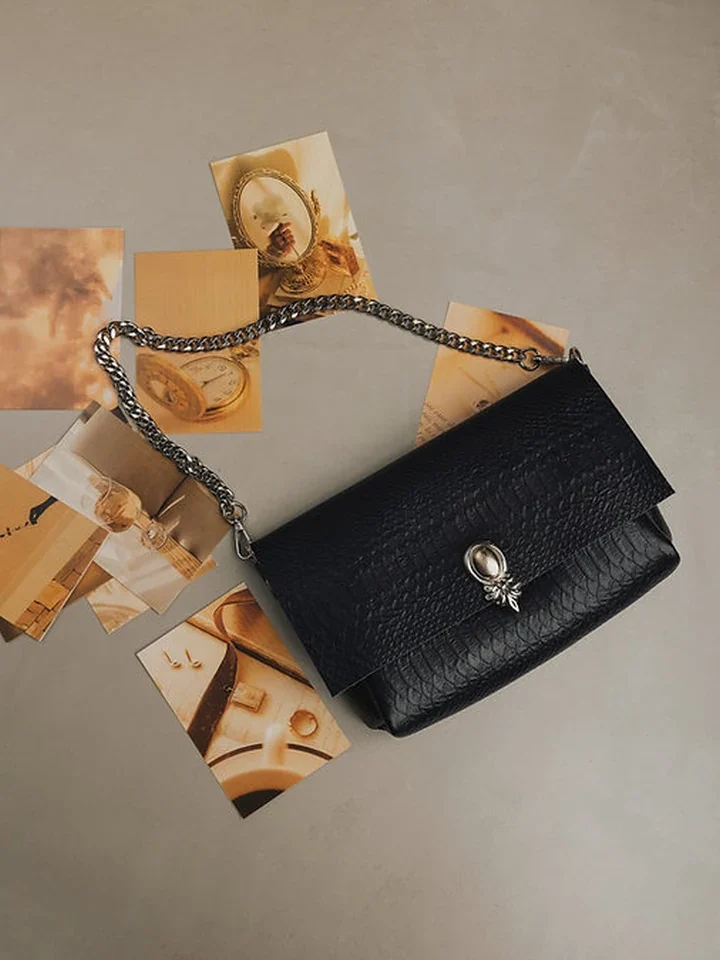 χειροποίητη μαύρη δερμάτινη τσάντα ώμου individual art leather i turn to you black