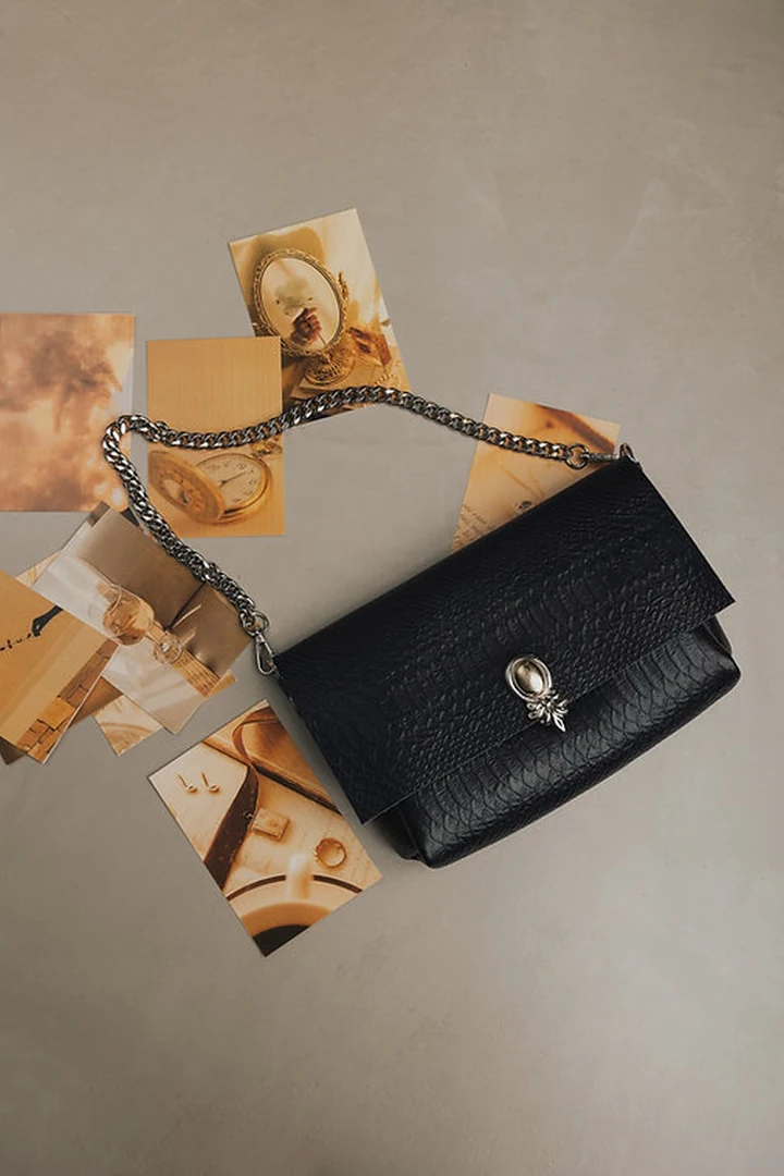 χειροποίητη μαύρη δερμάτινη τσάντα ώμου individual art leather i turn to you black