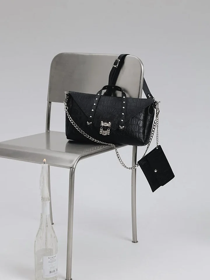 Μαύρη χειροποίητη croco δερμάτινη τσάντα Individual Art Leather Surrender σε μεταλλική καρέκλα με αλυσίδα και πορτοφόλι