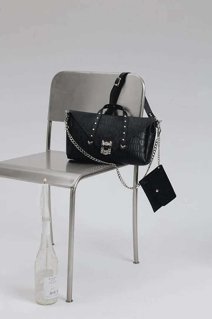 Μαύρη χειροποίητη croco δερμάτινη τσάντα Individual Art Leather Surrender σε μεταλλική καρέκλα με αλυσίδα και πορτοφόλι