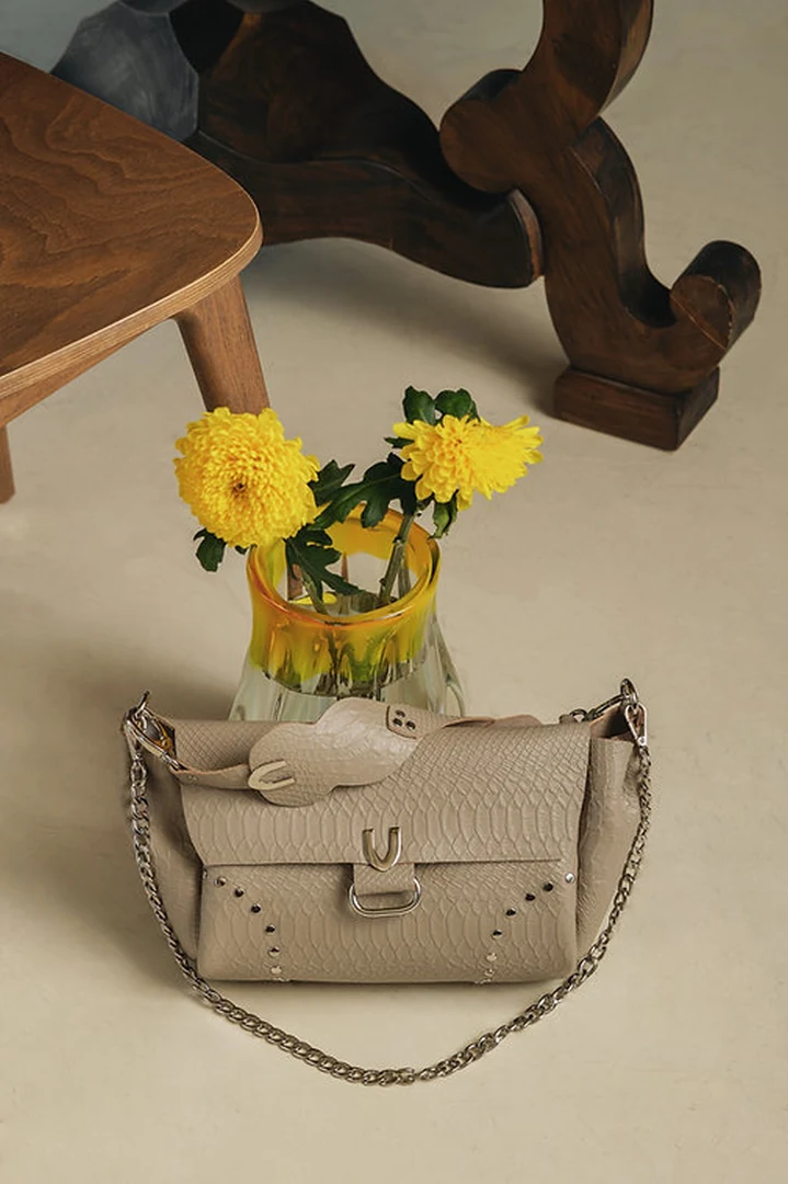 χειροποίητη πολυμορφική τσάντα ώμου individual art leather hungry heart stone beige πούρου