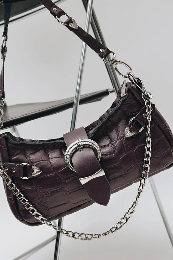 Πλαϊνή λήψη της τσάντας ώμου Individual Art Leather Kiss of Life Dark Plum Croc με τις μεταλλικές λεπτομέρειες