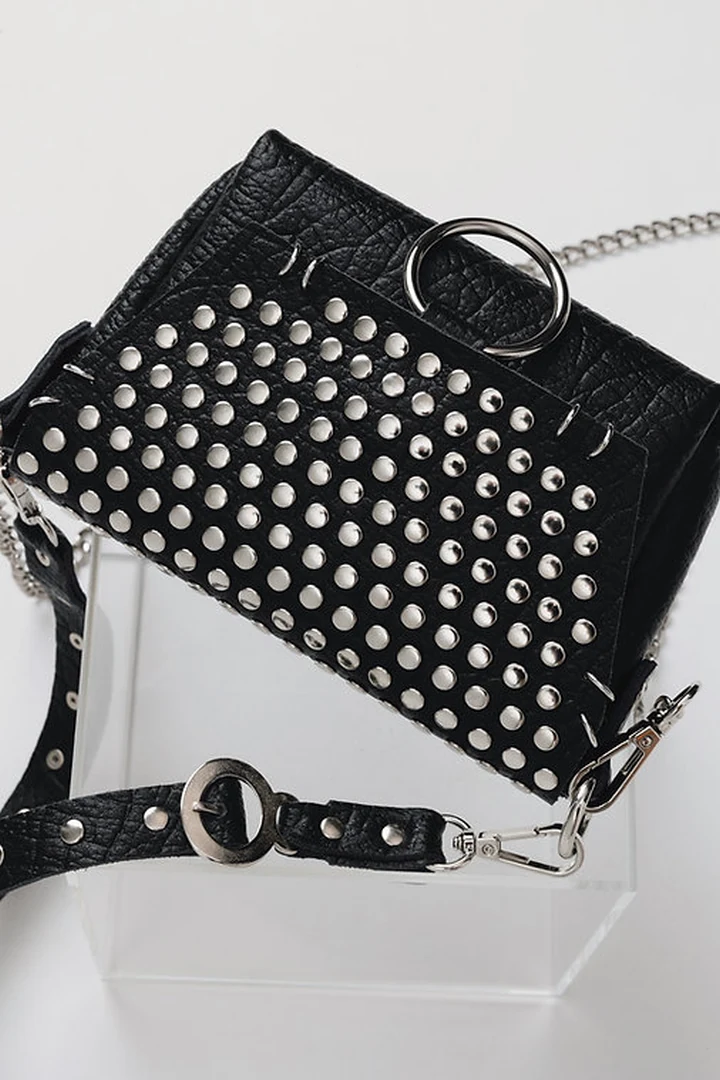 Μικρή μαύρη δερμάτινη τσάντα Individual Art Leather Rosemary με πυκνά ασημί τρούκς και μεταλλικό κρίκο