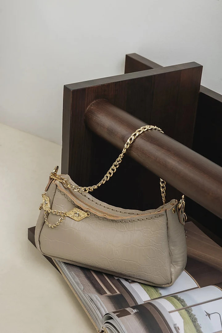 γυναικεία statement τσάντα individual art leather rushmere πούρου με λουρί αλυσίδα και ανάγλυφη υφή