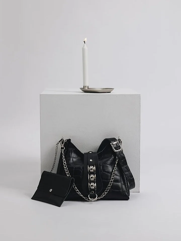 Μαύρη croco δερμάτινη τσάντα Individual Art Leather Emmalene με ασημένια αλυσίδα και αποσπώμενο πορτοφόλι