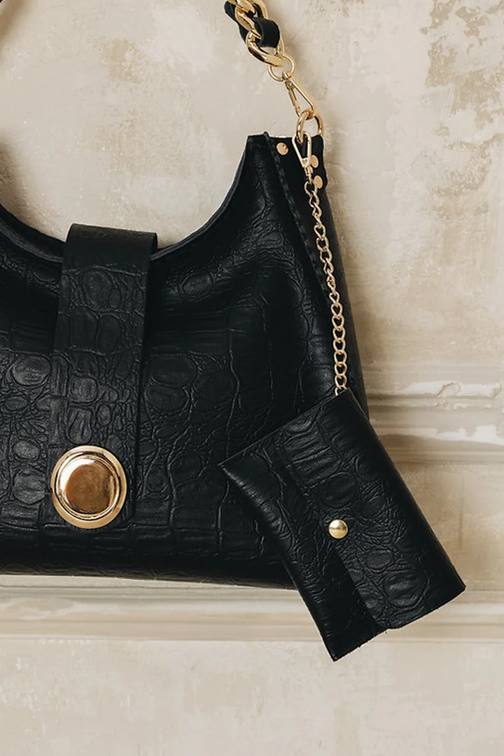 χειροποίητη μεγάλη μαύρη τσάντα ώμου individual art leather to the wilder black με χρυσές λεπτομέρειες