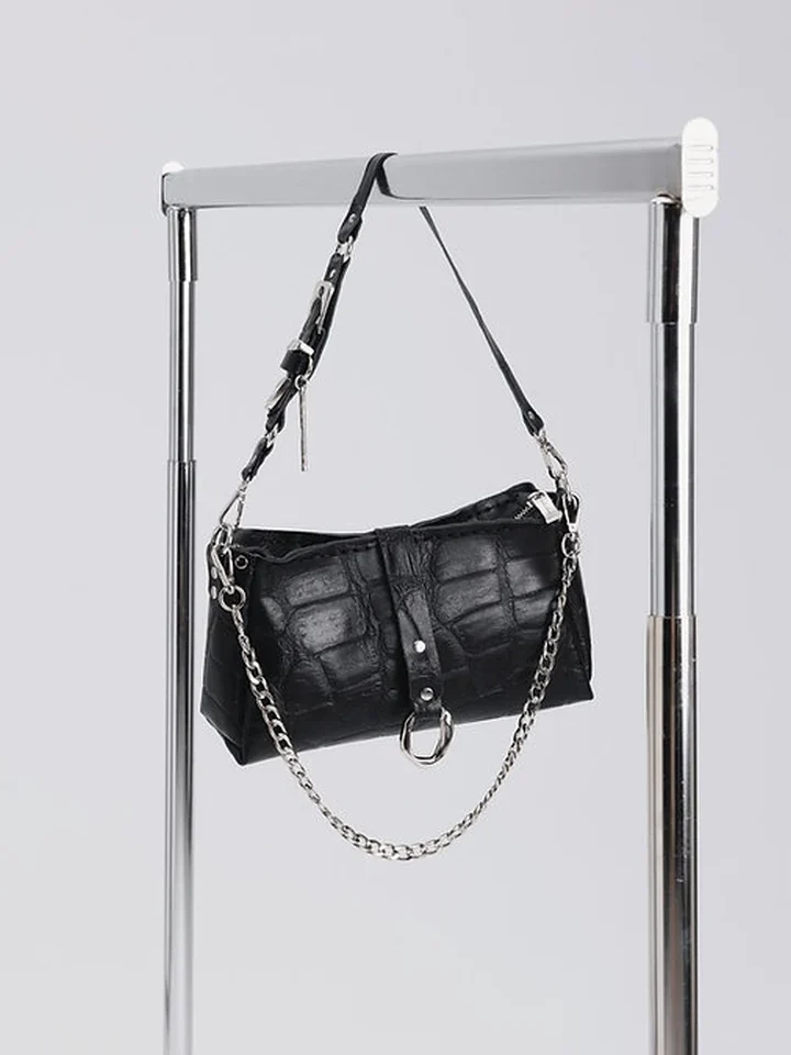 Μαύρη croco δερμάτινη τσάντα Individual Art Leather Mexican Moon Black Croc κρεμασμένη σε μεταλλικό καλόγερο