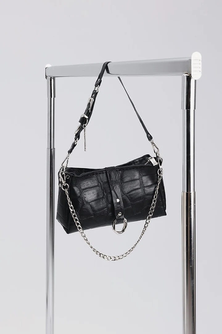 Μαύρη croco δερμάτινη τσάντα Individual Art Leather Mexican Moon Black Croc κρεμασμένη σε μεταλλικό καλόγερο