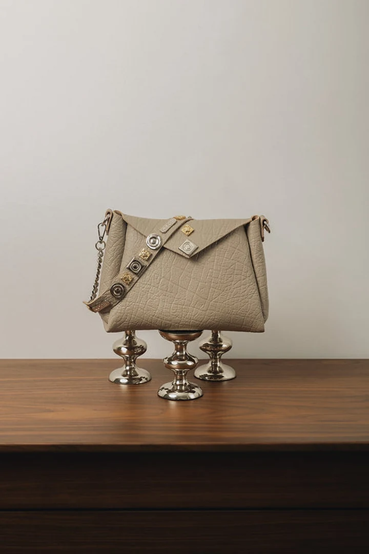 γυναικεία statement τσάντα individual art leather beautiful things πούρου με λουρί αλυσίδα