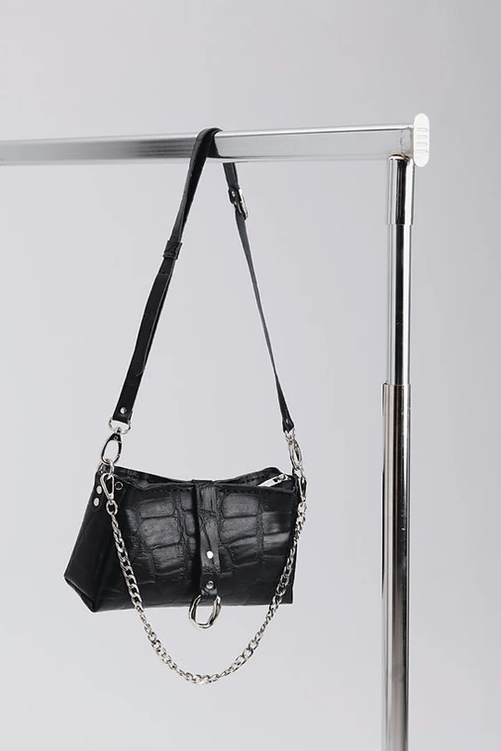 Πλαϊνή φωτογραφία της τσάντας Individual Art Leather Mexican Moon Black Croc στον καλόγερο