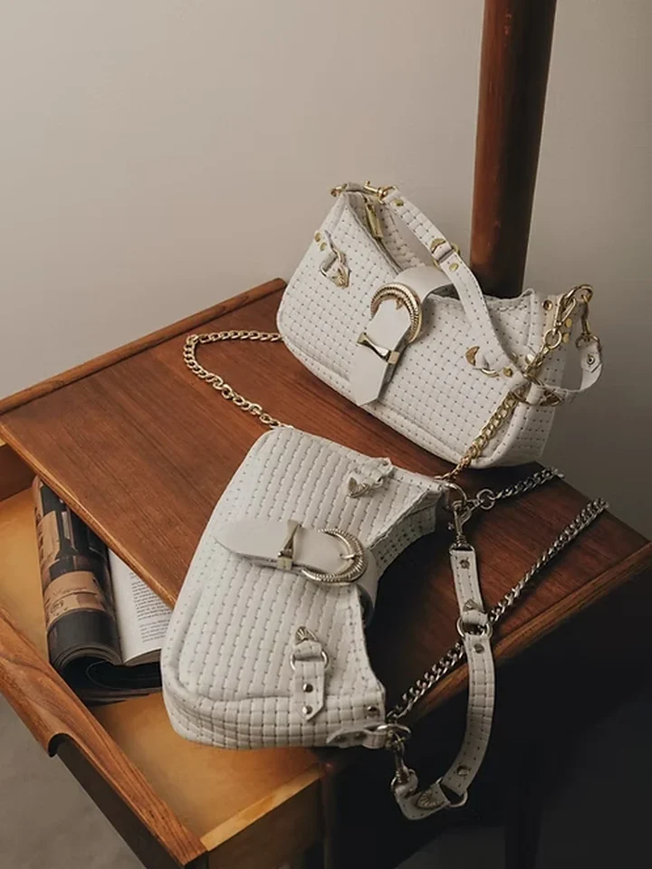 χειροποίητη δερμάτινη τσάντα ώμου individual art leather kiss of life off white με νίκελ στοιχεία