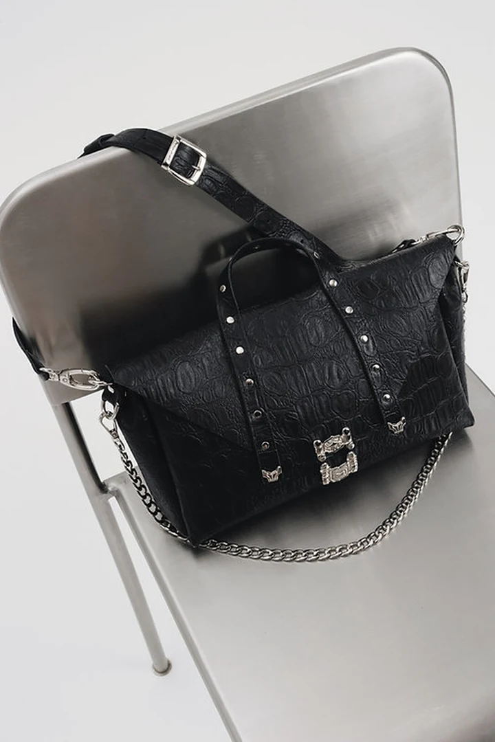 Πάνω όψη της χειροποίητης τσάντας Individual Art Leather Surrender με τον ρυθμιζόμενο δερμάτινο ιμάντα και την αλυσίδα